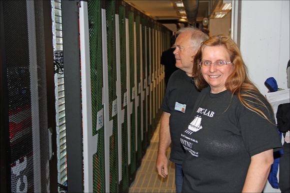 Den kraftigste superdatamaskinen i Norge, NTNUs Vilje. Her sammen med Anne Cathrine Elster og Arve Dispen ved NTNU. <i>Bilde: Harald Brombach</i>