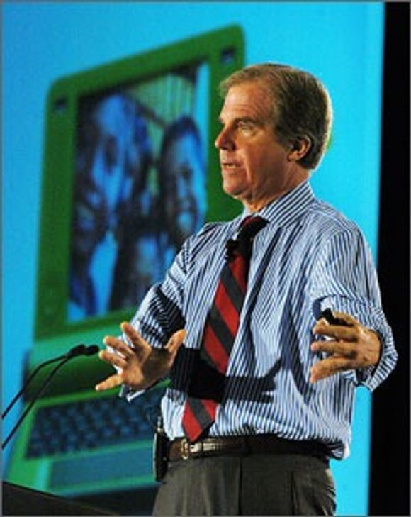 Nicholas Negroponte under presentasjonen av en tidligere OLPC-maskin.