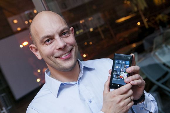 Teknologidirektør i Microsoft Norge, viser fram en splitter ny Lumia-mobil fra Nokia. <i>Bilde: Per Ervland</i>