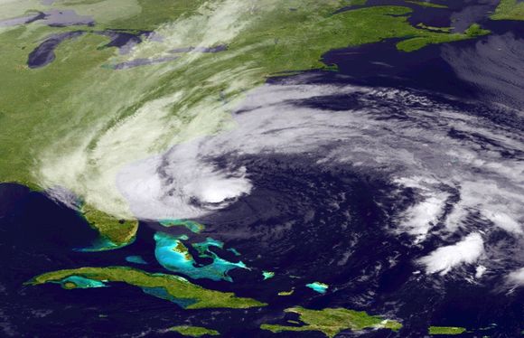 Satellittbilde av orkanen «Sandy», tatt lørdag 27. oktober. Orkanen beveger seg på utsiden av den amerikanske østkysten denne helgen og ventes å treffe land i et område mellom North Carolina og New England. <i>Bilde: NOAA/All Over Press</i>