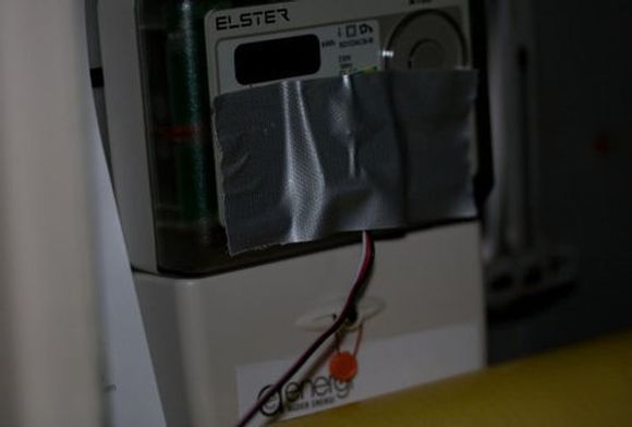 Lyssensor montert foran strømmåler ved hjelp av tape. Foto: Harald Nesland