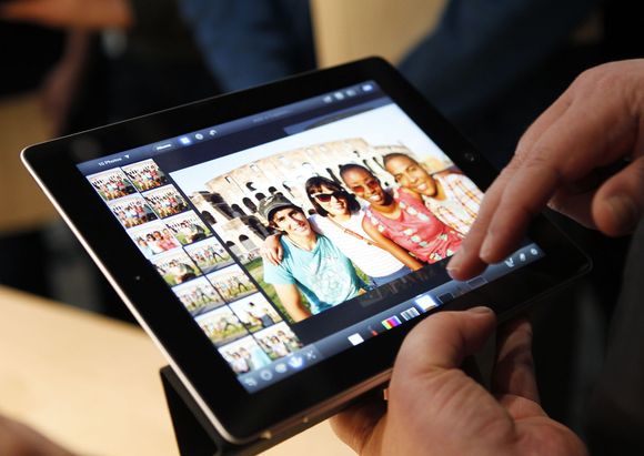 Et medlem av pressen tar en titt på den nye iPaden under Apples arrangement i går. <i>Bilde: Reuters/Robert Galbraith</i>