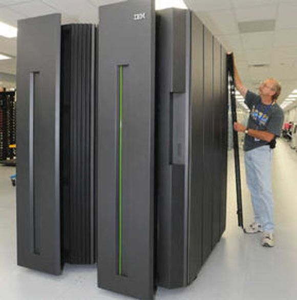 Stadig færre IBM-ere jobber i USA. Her blir en stormaskin klargjort ved selskapets produksjonsanlegg i delstaten New York. <i>Bilde: IBM</i>