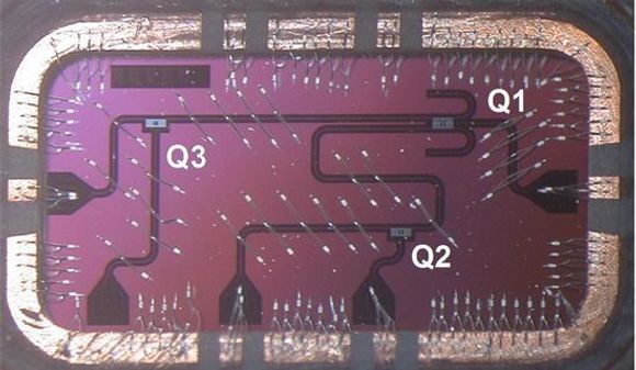 Krets med tre todimensjonale qubit, merket Q1, Q2 og Q3. Kretsens størrelse går fram av bildet øverst i denne artikkelen.