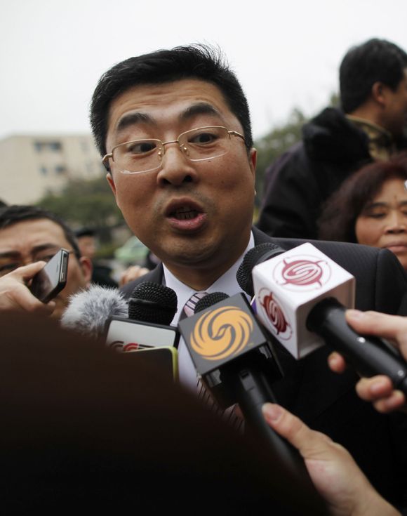 Ma Dongxiao, en advokat som representerer Proview, forsøker etter beste evne å svare pressen utenfor domstolen i Shanghai, der de denne uken forsøkte å stanse alt salg av iPad. <i>Bilde: Scanpix/Reuters/Aly Song</i>