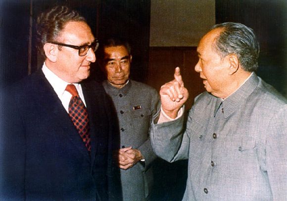 USAs utenriksminister Henry Kissingers to besøk til Kina i 1971 la grunnlaget for diplomatiske forbindelser mellom de to landene. Her sammen med daværende statsminister Zhou Enlai og partileder Mao Zedong. <i>Bilde: US Federal Government</i>