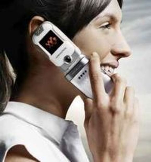 Nå er det offisielt: WHO erkjenner at det kan være forbundet med økt risiko for en spesiell type hjernesvulst dersom man utsetter hodet for nærkontakt med mobiltelefon under samtale.