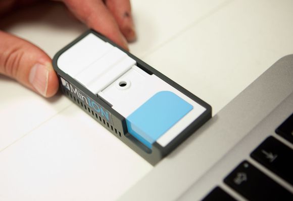 MinION DNA-sekvenser fra Oxford Nanopore Technologies settes i USB-porten til en pc.