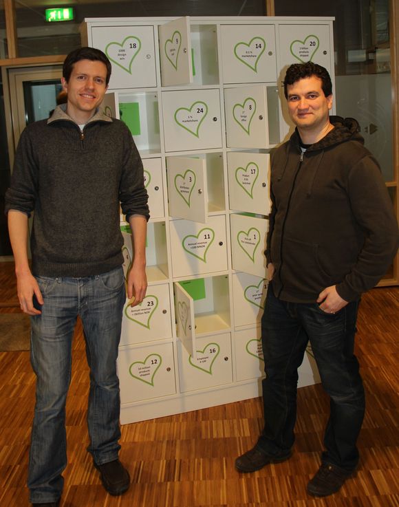Øyvind Grotmol og Marius Grannæs ved Energy Micros «julekalender». <i>Bilde: Harald Brombach</i>