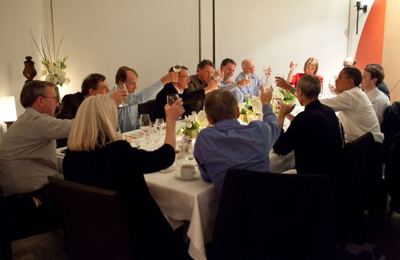 Barack Obama i middag med lederne av en rekke amerikanske teknologivirksomheter. Nærmest Obama sitter Steve Jobs og Mark Zuckerberg. <i>Bilde: The White House/Pete Souza</i>