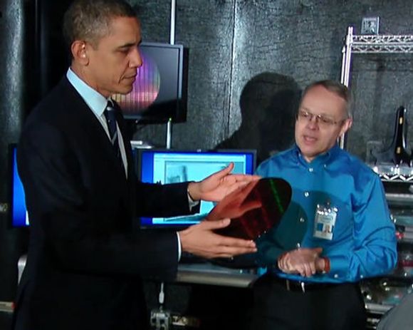 President Barack Obama studerer en silisiumwafer hos Intel. <i>Bilde: The White House</i>