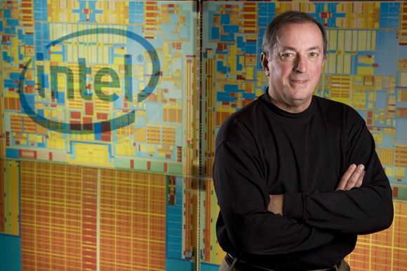 Intel-sjef Paul Otellini, her foran et bilde av selskapet Penryn-baserte brikker. <i>Bilde: Intel</i>
