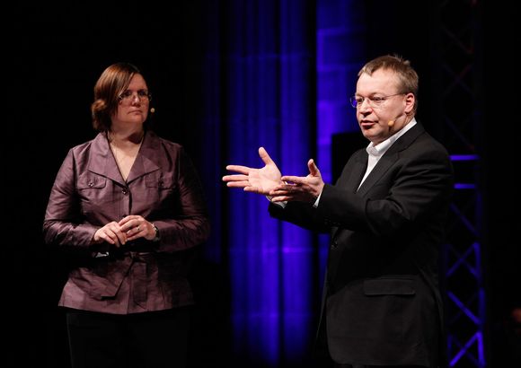 Jo Harlow og Stephen Elop under pressekonferansen i Barcelona. <i>Bilde: Nokia</i>