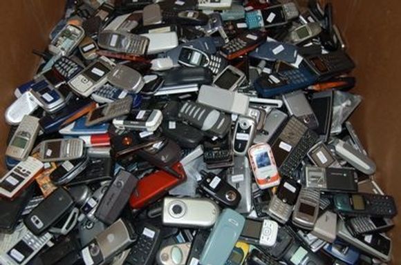 De første 500 idrettslagene som registrerer seg, kan tjene 35 kroner på hver gamle mobiltelefon i samler inn. <i>Bilde: Telenor</i>