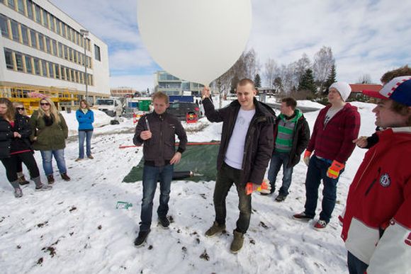 Studentene ved Moscus2011-prosjektet ved Høgskolen i Gjøvik i gang med å teste ballongen som skal brukes. <i>Bilde: Kjell Are Refsvik, CC</i>