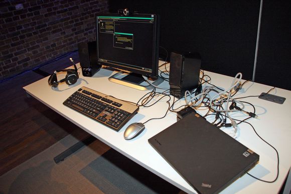 WiGig-boksen sørger for at kabelsalaten på skrivebordet&amp;#8230; <i>Bilde: Espen Zachariassen</i>
