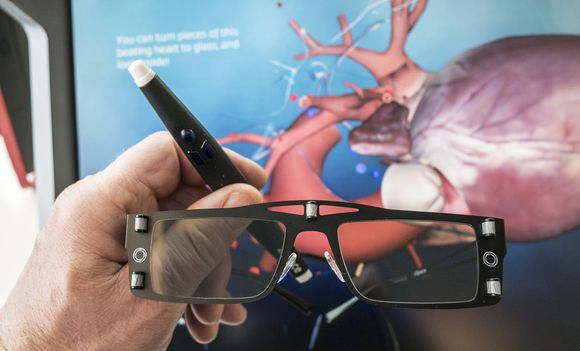 Briller og penn: 3D-brillene og manøvreringspennen har punkter som de infrarøde kameraene i skjermen ser på. Det betyr at programvaren hele tiden kan følge den tredimensjonale stillingen til hodet og pennen og justere skjermbildet etter det. <i>Bilde: ORV</i>