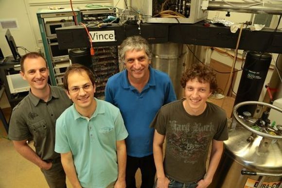 Medlemmmer av kvantedatamaskin-gruppen ved University of California i Santa Barbara. John Martinis er med som nummer to fra høyre. <i>Bilde: Spencer Bruttig, UC Santa Barbara</i>