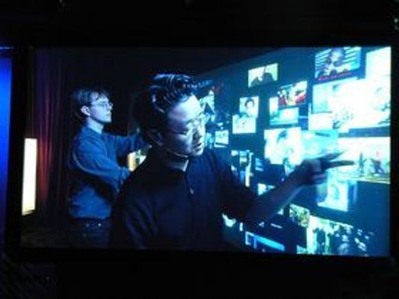 Jefferson Han demonstrerer PPI-skjermen under TED-konferansen i 2006, nesten ett år før Apple lanserte iPhone. <i>Bilde: advencap/flickr/creative commons</i>