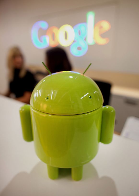 Samsung har betalt Microsoft for retten til å bruke Googles operativsystem Android, her representert ved den grønne maskotten. <i>Bilde: Brett Gunlock/Bloomberg via Getty Images/All Over Press</i>