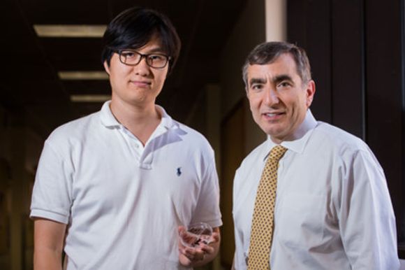 Gunuk Wang og James Tour ved Rice University. <i>Bilde: Jeff Fitlow/Rice University</i>