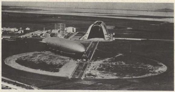 Moffett Field og luftskip. <i>Bilde: NASA</i>