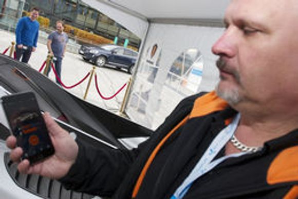 IKKE FOR JAMES BOND: Men foruten å faktisk kjøre bilen kan du styre det meste annet med en mobilapp, forklarer Christer Hultberg i Konenigsegg. <i>Bilde: Marius Jørgenrud</i>