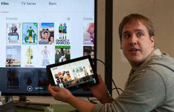iPad er første native klient. Her viser seniorutvikler Kevin Simons fram Surface RT-versjonen, som sammen med en rekke andre plattformer skal være klar i sommer. <i>Bilde: Marius Jørgenrud</i>