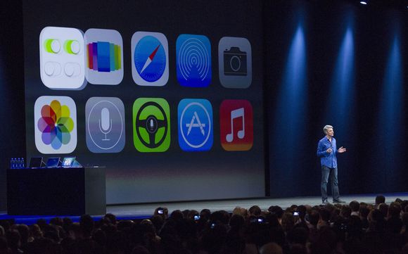 NY DESIGN: iOS 7 ble introdusert av programvaredirektør Craig Federighi (bildet) under åpningsforedraget på Apples årlige utviklerkonferanse mandag kveld norsk tid i San Francisco. Dette er den største overhalingen av iOS noensinne, ifølge Apple. <i>Bilde: Kim White/Getty Images/All Over Press</i>