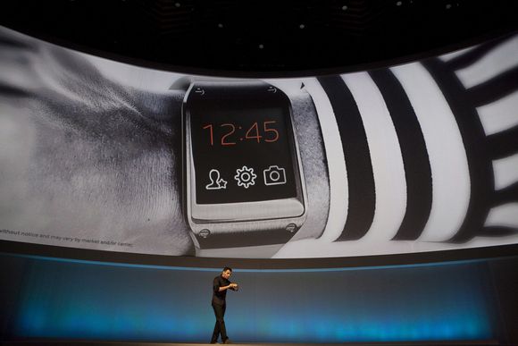 Forskningsdirektør i Samsung Electronics Co. demonstrerte selskapets Galaxy Gear-smartur under IFA-messen i Berlin i går. <i>Bilde: Krisztian Bocsi/Bloomberg via Getty Images</i>