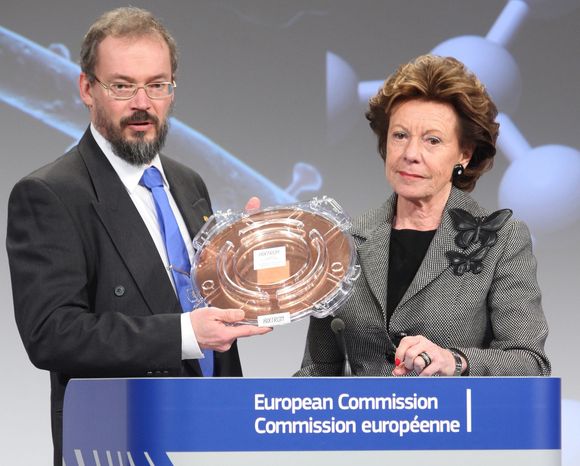 Flaggskipdirektør Jari Kinaret og visepresident i EU-kommisjonen, Neelie Kroes, i forbindelse med kåringen av de to forskningsflaggskipene til EU-kommisjonen. Kinaret har her mottatt en 300 mm wafer med et stort stykke grafén på. <i>Bilde: European Union</i>
