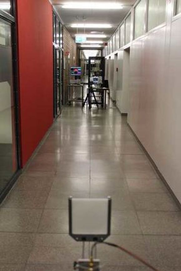 Bildet viser avstanden mellom sender og mottaker under eksperimentet. <i>Bilde: Karlsruher Institut für Technologie</i>