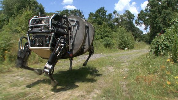 Bildematerialet gir inntrykk av at LS3 kan bevege seg forholdsvis raskt, her uten oppakning. <i>Bilde: Boston Dynamics</i>