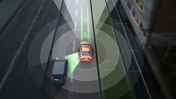 Plassering i veibanen og samhandlingen med andre kjøretøyer vil håndteres ved hjelp av ulike sensorer og kartsystemer. <i>Bilde: Volvo Car Group</i>