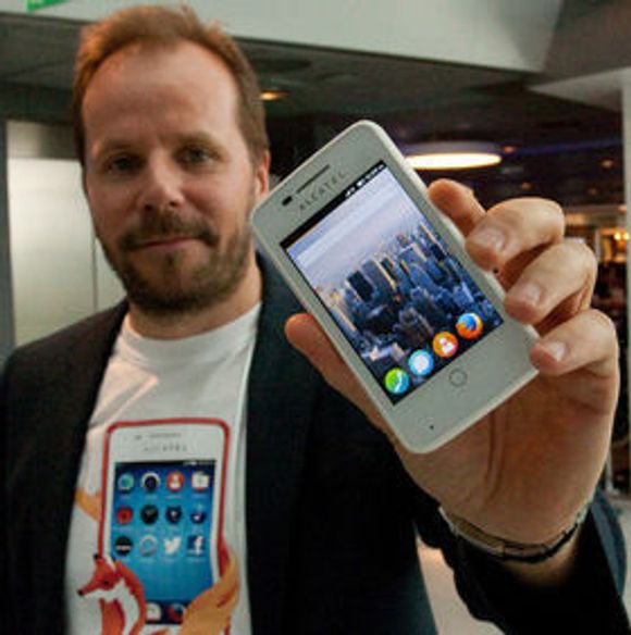 Prosjektleder for Firefox-løpet i Telenor, Frode Vestnes, viser her frem mobilen som de nå har lansert. Senere kommer det flere modeller. <i>Bilde: Marius Jørgenrud</i>
