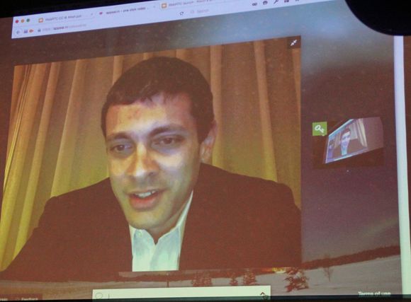 Teknologisjef Andreas Gal i Mozilla snakket til forsamlingen via WebRTC fra Shanghai. <i>Bilde: Harald Brombach</i>