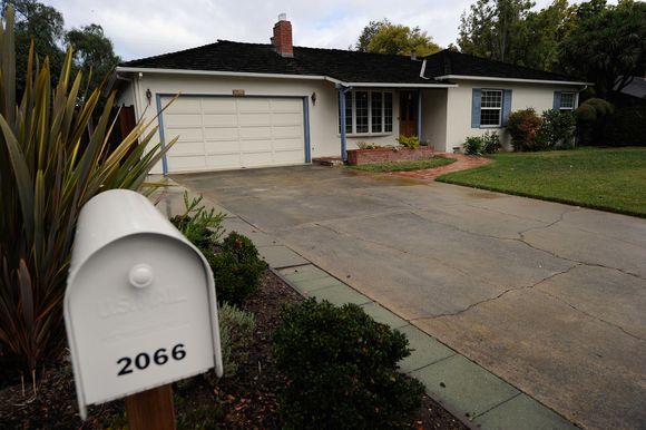 Garasjen hjemme hos foreldrene til Steve Jobs i Los Altos utenfor Cupertino. <i>Bilde: Kevork Djansezian/Afp</i>