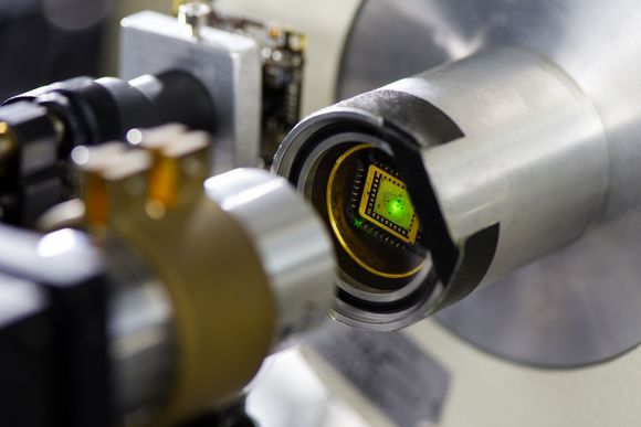 Laboratorieoppsett for måling av samhandlingen mellom grafén og nanodiamanter med implanterte nitrogen-vacancy-sentre. <i>Bilde: Astrid Eckert/TUM</i>