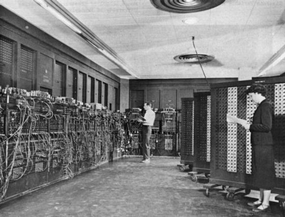 ENIAC mens maskinen var installert ved Ballistic Research Laboratory ved Aberdeen Proving Ground, Maryland i USA. Maskinen ble brukt til blant annet å designe den første hydrogenbomben. <i>Bilde: Wikipedia</i>