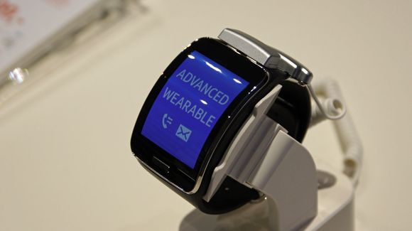 Gear S er Samsungs ferskeste smartklokke. <i>Bilde: Thomas Marynowski</i>