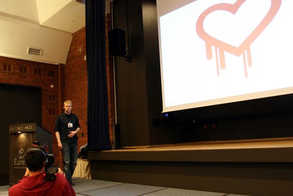 Heartbleed, som har fått sin egen logo, er blant sårbarhetene som portskanneren til NSM kan avdekke, fortalte Jan Tore Morken - &quot;statusautorisert hacker&quot;. <i>Bilde: Marius Jørgenrud</i>