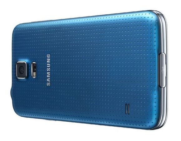 Den perforerte baksiden til Galaxy S5. <i>Bilde: Samsung</i>