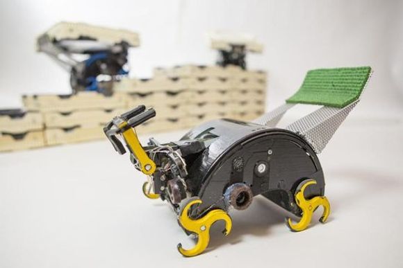 Robotens hjul er tilpasset, slik at den kan bevege seg over brikkene.