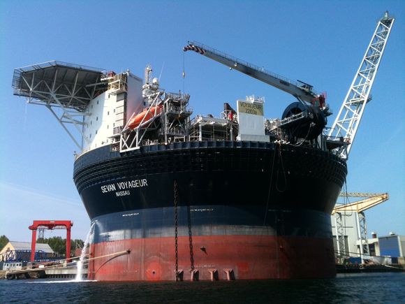 FPSO som bøye: Sevan Voyageur, fotografert under ombygging i Eydehavn i 2010. Diameter ved vannlinjen er 60 meter. Sevan Marine solgte bøyen til Teekay Petrojarl som døpte den om til Voyageur Spirit. <i>Bilde: Wikimedia Commons</i>