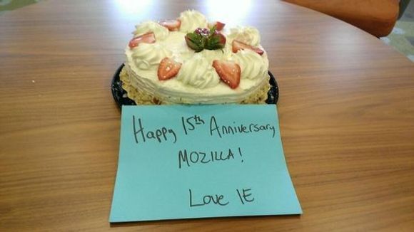 Mozilla fylte forøvrig 15 år sist søndag og har nå fått kake fra Microsofts IE-team. De to utviklergruppene har også tidligere sendt hverandre kake ved større begivenheter. <i>Bilde: @IE på Twitter</i>