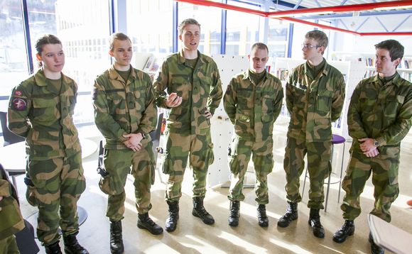 Etter endt ingeniørutdannelse vil denne gjengen mest sannsynlig måtte forsvare Norges interesser i operasjoner i utlandet. <i>Bilde: Per Ervland</i>