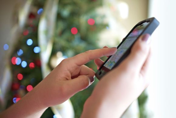 TILBEHØR: Hvor utbredt tror du det er å legge vekk mobiltelefonen når vi setter oss til bords for julemiddagen? <i>Bilde: Colourbox</i>