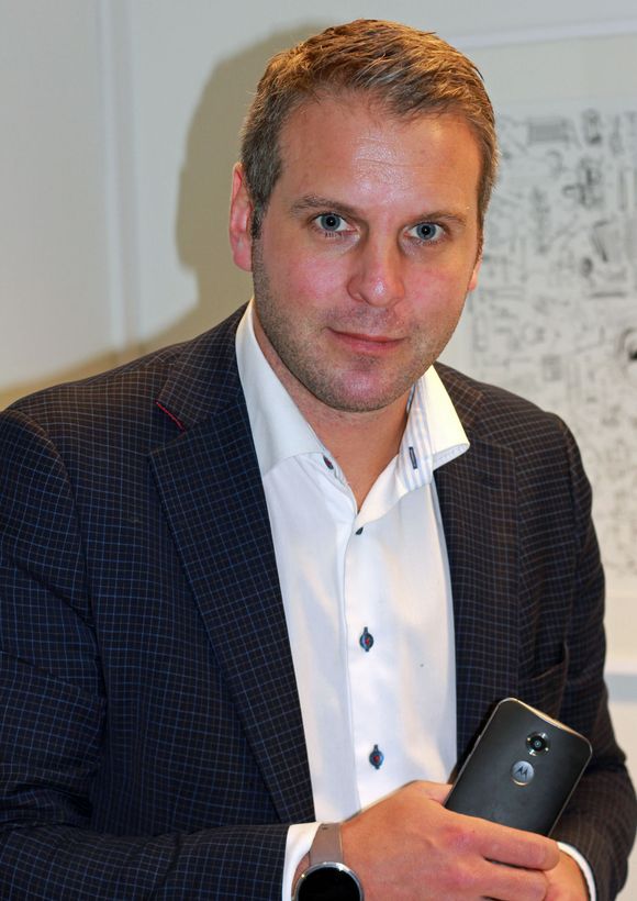 Lenovo-sjef i Norge, Anders Lersveen, har som mål å selge mange Motorola-mobiler i Norge. <i>Bilde: Harald Brombach</i>