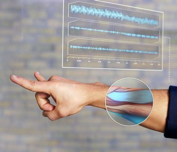 Ved hjelp av sensorer som registrerer elektrisk muskelaktivitet, kan MYO detektere hvilke hånd- og fingerbevegelser brukeren utfører. Dette kan brukes til å styre alt fra tradisjonelle dataprogrammer til kjøretøy. <i>Bilde: Thalmic Labs</i>