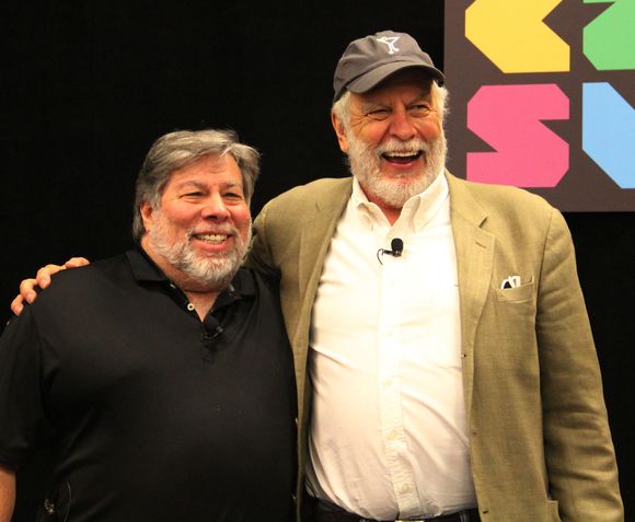 GAMLE KOLLEGER: Bushnell er her avbildet sammen med Apples medgründer (til v.) Steve «The Woz» Wozniak, som han i sin tid ansatte. <i>Bilde: Wikimedia Commons</i>